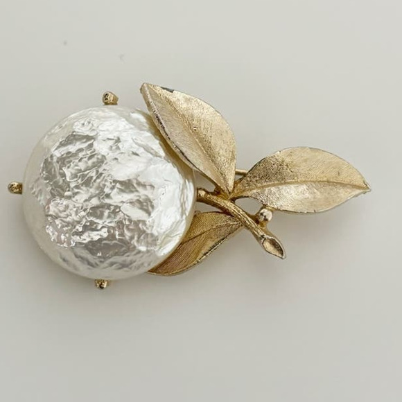 Vintage 1965 Sarah Coventry Pearl Bloom Brooch Pin - Picture 3 of 11